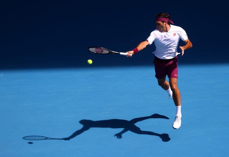 El tenista suizo Roger Federer golpea la bola durante su partido de cuartos de final del Abierto de Australia ante el estadounidense Tennys Sandgren en Melbourne Park, Melbourne, Australia. 28 ene 2020. REUTERS/Kai Pfaffenbach