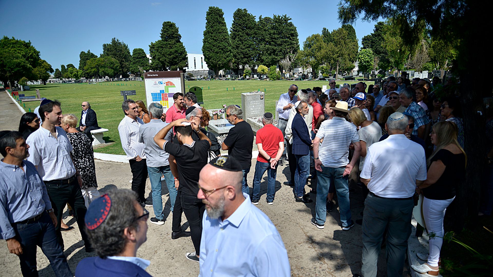 Familiares, amigos y dirigentes judías asistieron al cementerio israelita de La Tablada