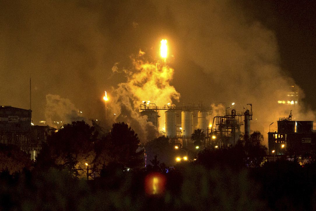 La explosión provocó un fuerte incendio en el polígono industrial de Tarragona (AP Photo/David Oliete)