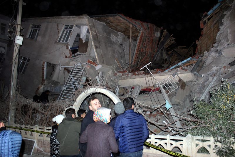 Foto del viernes de un grupo de personas paradas fuera de un edificio colapsado en la provincia de Elazig, en Turquía. Ene 24, 2020. Ihlas News Agency (IHA) via REUTERS
ATENCIÓN EDITORES, ESTA IMAGEN FUE PROVISTA POR UNA TERCER PARTE. PROHIBIDA SU PUBLICACIÓN EN TURQUÍA, SU REVENTA O USO COMO ARCHIVO.