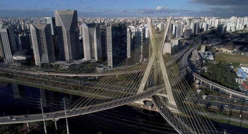 Imagen de archivo de una vista aérea del puente Octavio Frias de Oliveira en Sao Paulo, Brasil. 5 de agosto, 2017. REUTERS/Paulo Whitaker/Archivo