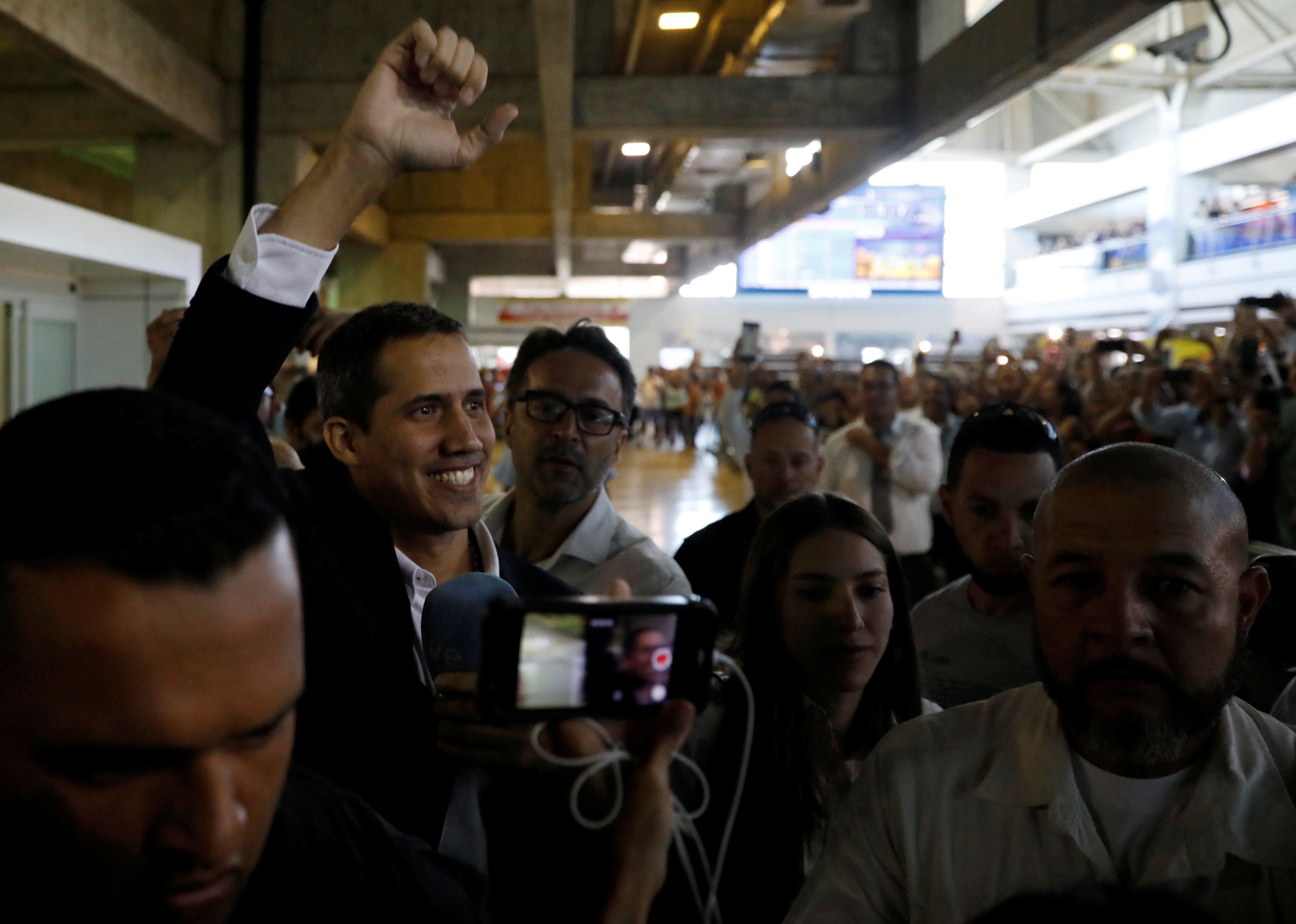 Cuando Guaidó volvió a Venezuela en marzo pasado, hubo especulaciones sobre posibles obstáculos del régimen, pero tras la fuerte presión diplomática, no sufrió inconvenientes al realizar el trámite de Migraciones