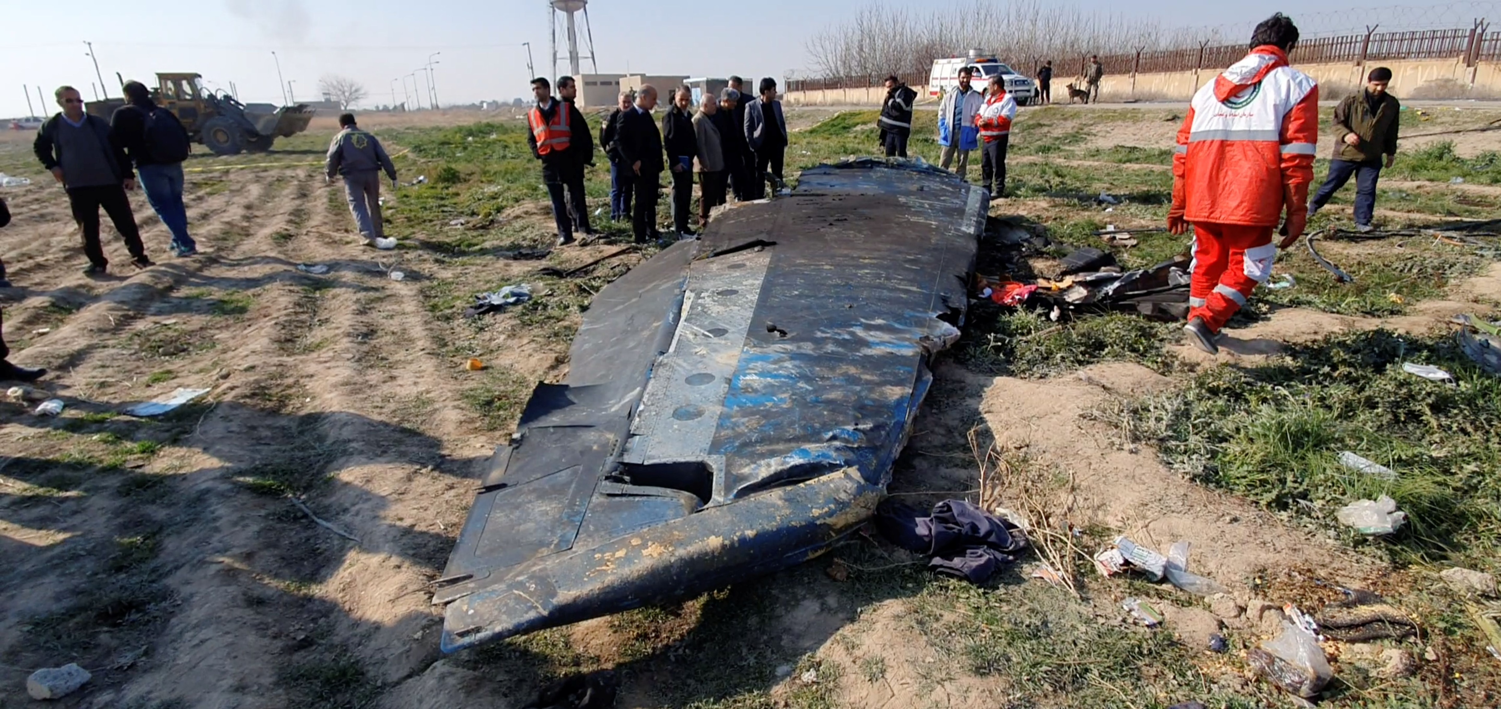 Vista general de los escombros del avión de Ukraine International Airlines, vuelo PS752, Boeing 737-800 que se estrelló después de despegar del aeropuerto Imam Jomeini de Irán, en las afueras de Teherán, Irán 8 de enero, 2020 se ve en esta captura de pantalla obtenida de un vídeo de redes sociales (via REUTERS)