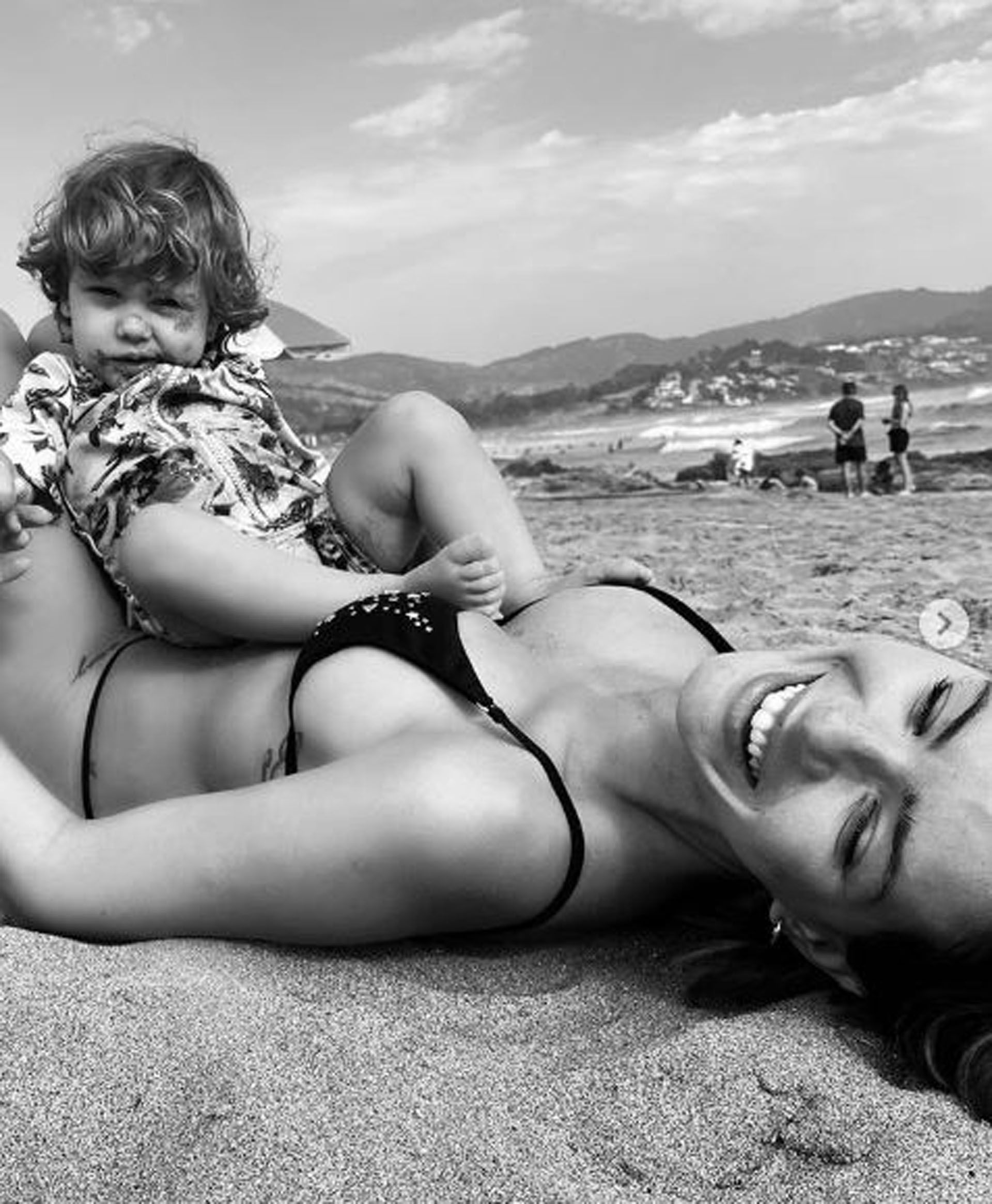 La actriz y su hija menor juegan durante sus vacaciones (Foto: Instagram)