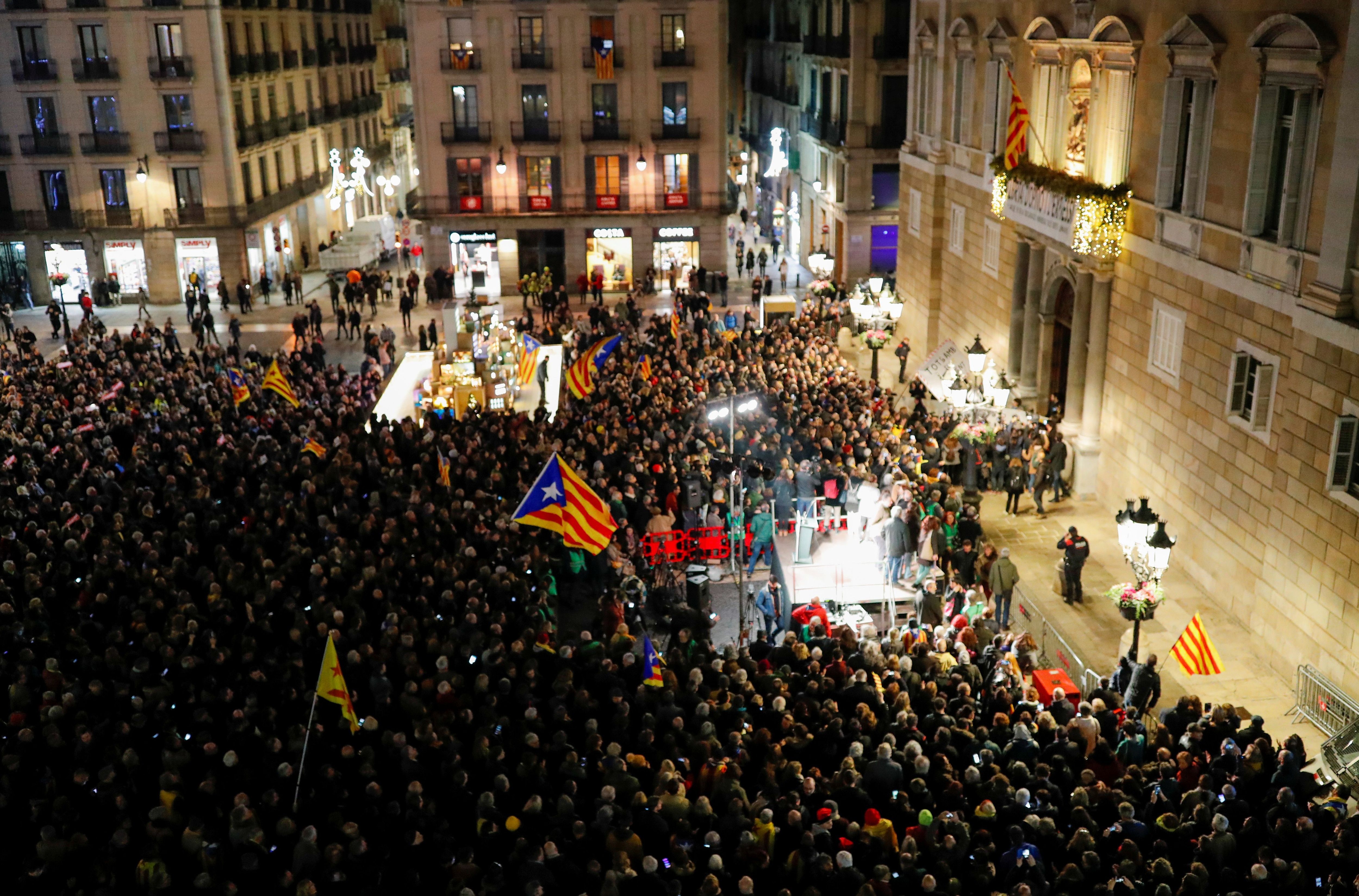 Manifestación en Barcelona en apoyo a Quim Torra el viernes por la noche (REUTERS/Nacho Doce)