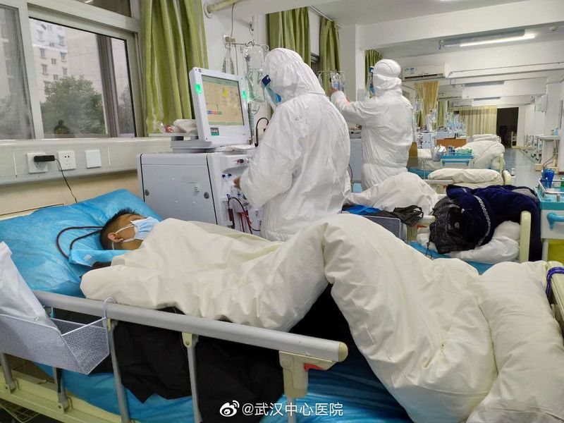 Imagen subida a las redes sociales el 25 de enero de 2020 por el Hospital Central de Wuhan muestra al personal médico que atiende a pacientes, en Wuhan, China. 