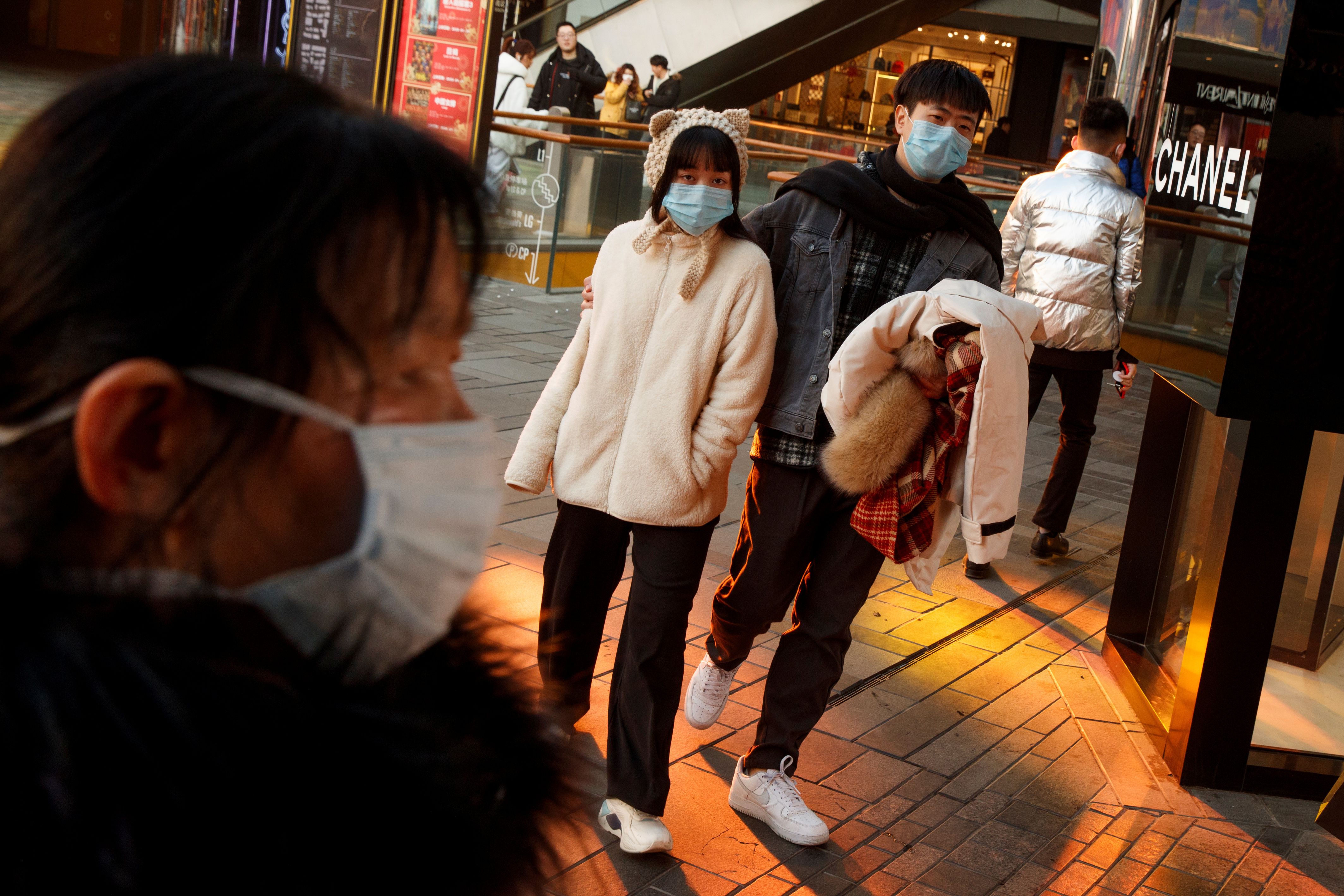 Personas salen con mascara de protección en Beijing, China . REUTERS/Thomas Peter