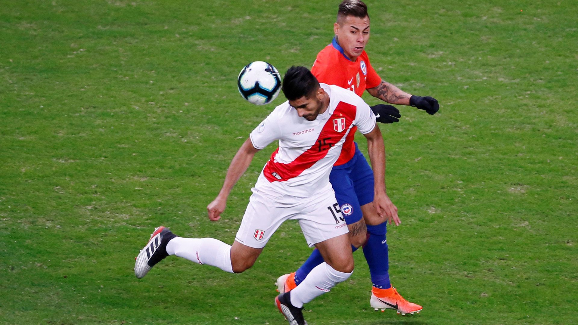 Carlos Zambrano, el defensor central peruano que juega en el Dinamo de Kiev estaría cerca de transformarse en un nuevo refuerzo de Boca (REUTERS/Luisa Gonzalez)