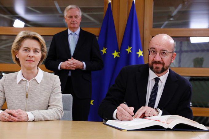 La presidenta de la Comisión Europea, Ursula von der Leyen, y el presidente del Consejo Europeo, Charles Michel, firman el acuerdo del Brexit (Foto: Twitter Charles Michel/@eucopresident)