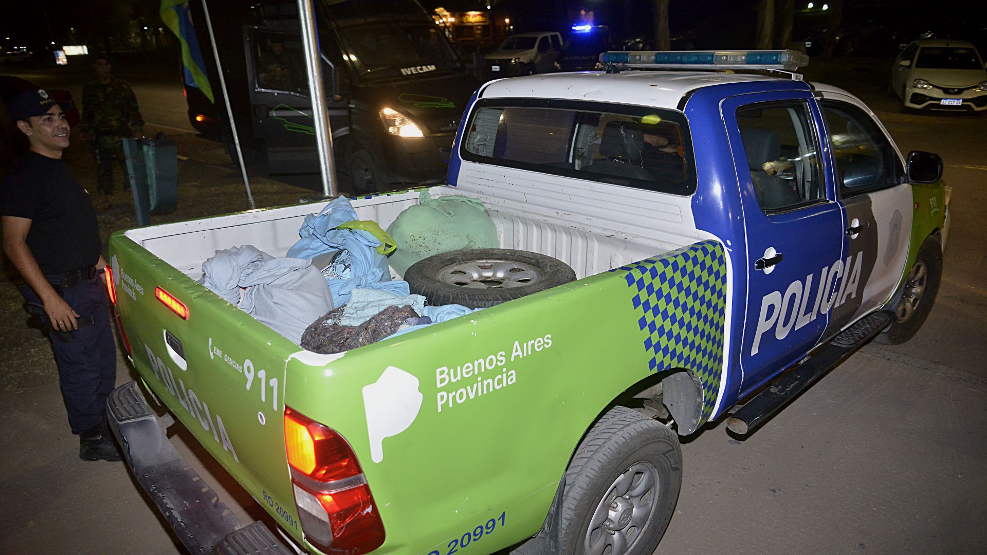 Las pertenencias de los detenidos fueron trasladas hacia Dolores, en otro móvil de la Policía bonaerense