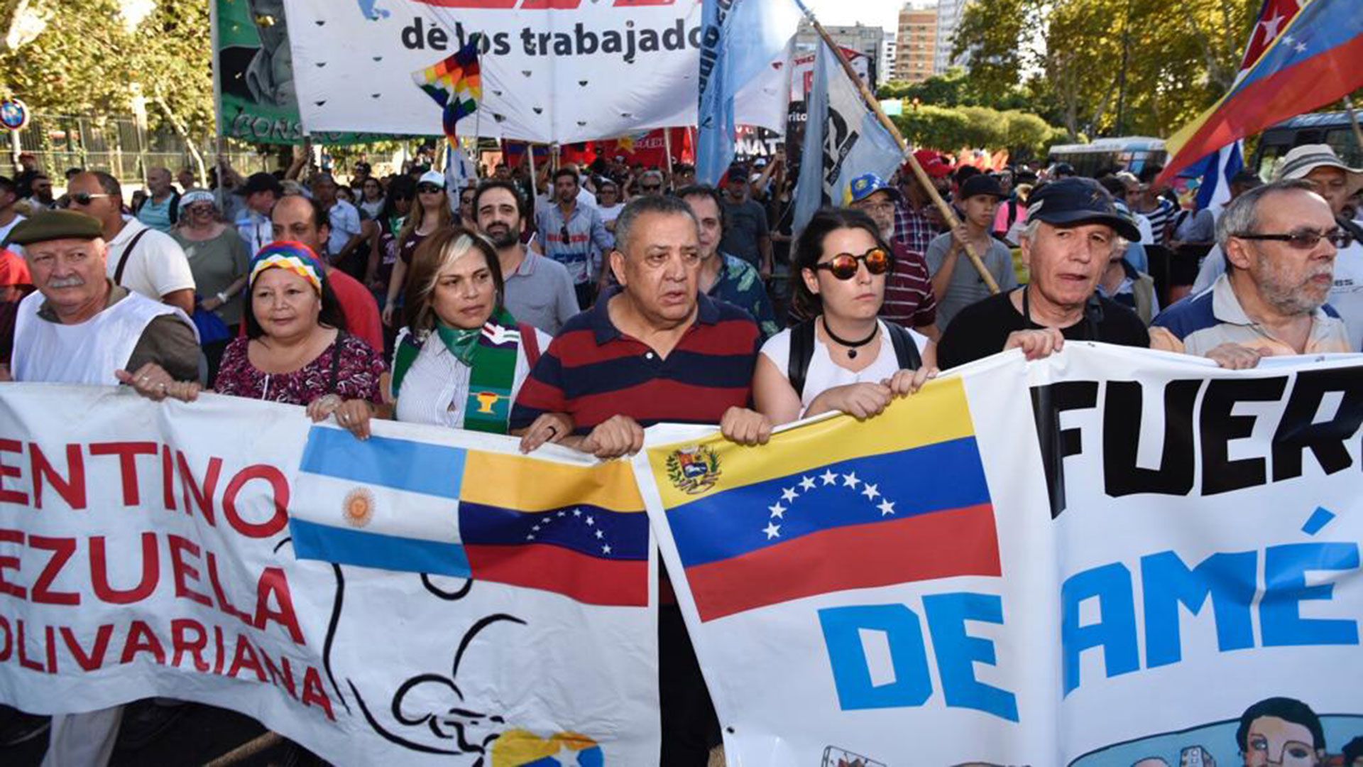 Luis D'Elía, al frente de una marcha en favor del gobierno de Nicolás Maduro en Venezuela