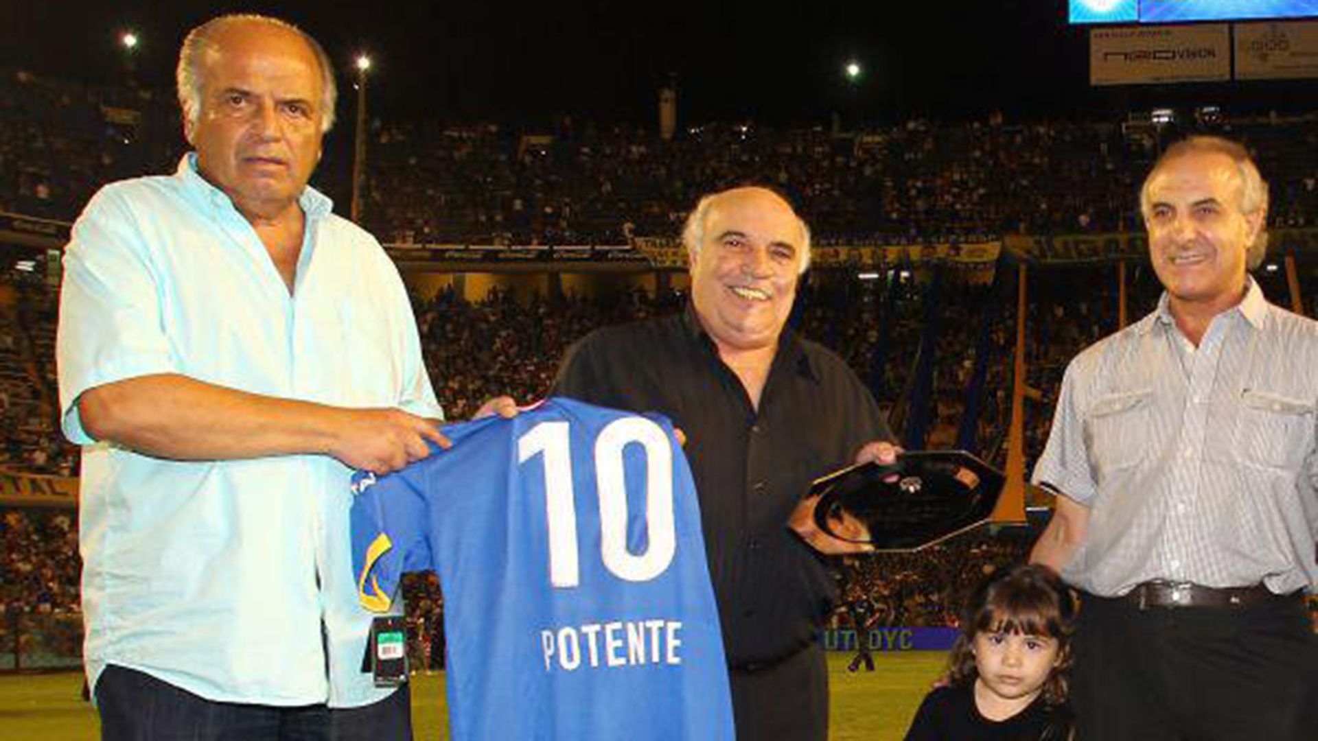 Osvaldo Potente, en un reconocimiento que le hizo el club en la Bombonera (@DiarioXeneize)