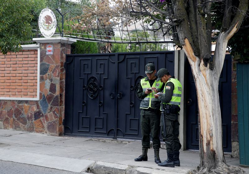 Imagen de archivo. Policías aguardan en la entrada de la embajada de México en La Paz, Bolivia. 23 de diciembre de 2019. REUTERS / David Mercado