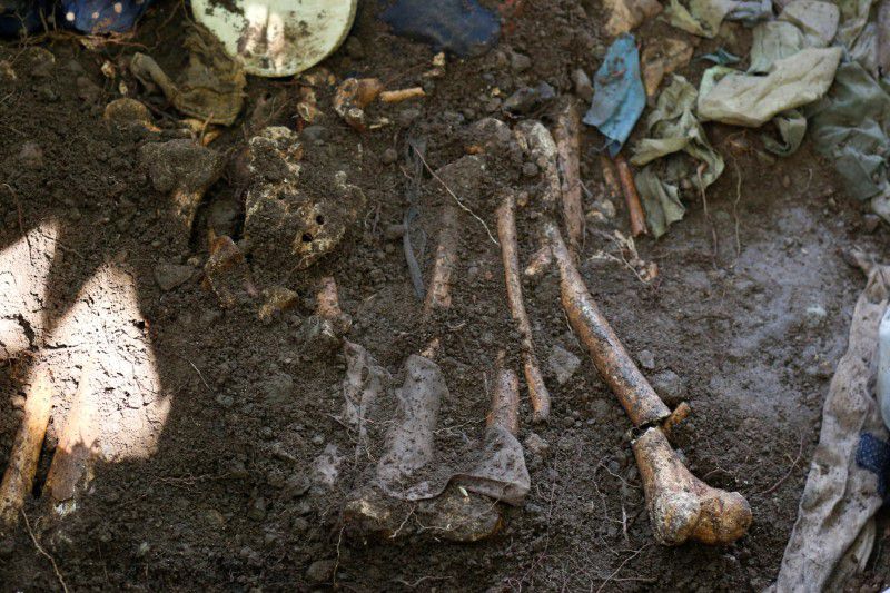 FOTO DE ARCHIVO. Restos humanos en un sitio de exhumación en el pueblo de Yancolo mientras un equipo forense busca restos humanos de la masacre de El Mozote en el pueblo de Cacaopera, El Salvador, Noviembre 6, 2019. REUTERS/ José Cabezas