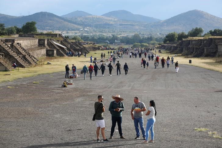 Foto de archivo ilustrativa de turistas recorriendo el complejo arqueológico de Teotihuacán, en las afueras de la Ciudad de México. Oct 31, 2019. REUTERS/Gustavo Graf