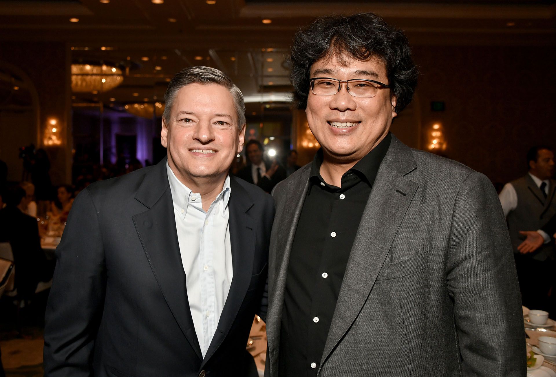 El CEO de Netflix, Ted Sarandos, y el cineasta Bong Joon-ho/Getty Images for AFI/AFP
