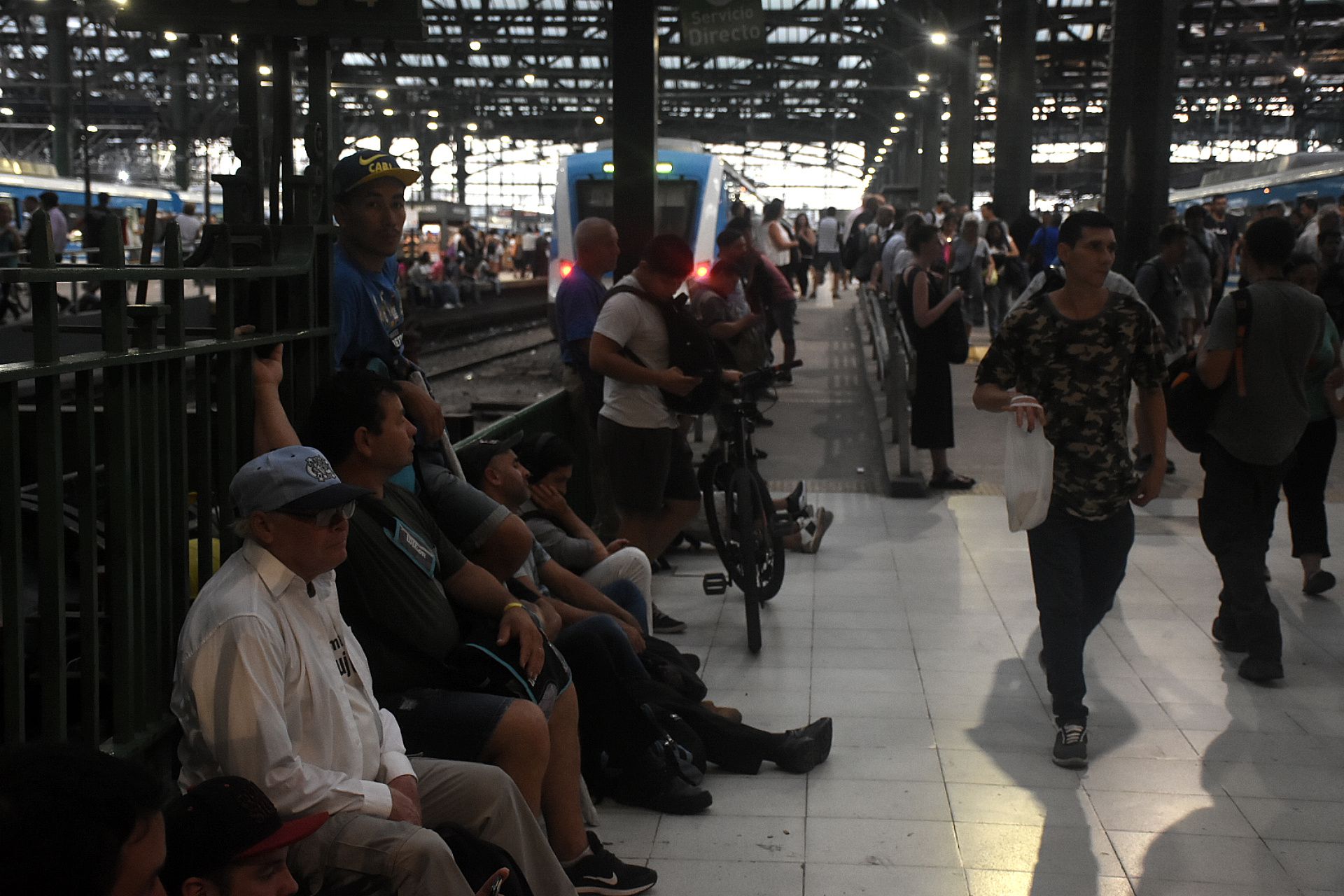 Los pasajeros que quedaron varados en la estación Constitución (Nicolás Stulberg)