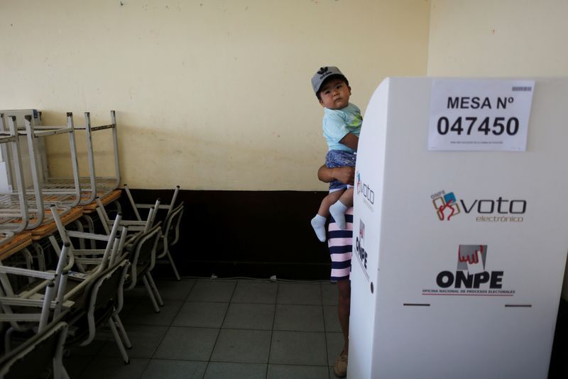 Foto del domingo de una mujer votando con su hijo en Lima. Ene 26, 2020. REUTERS/Sebastian Castaneda PROHIBIDA SU REVENTA Y SU USO PARA ARCHIVO
