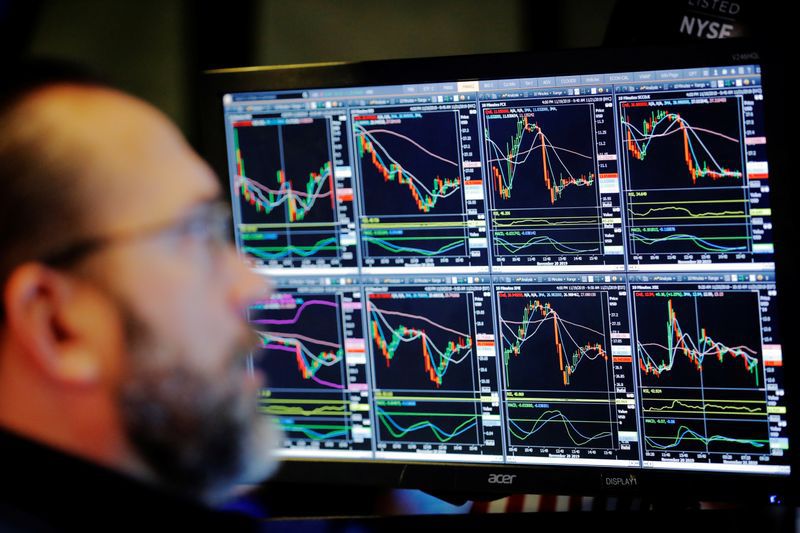 La falta de señales políticas deja a acciones y bonos expuestos a la volatilidad. (Reuters)