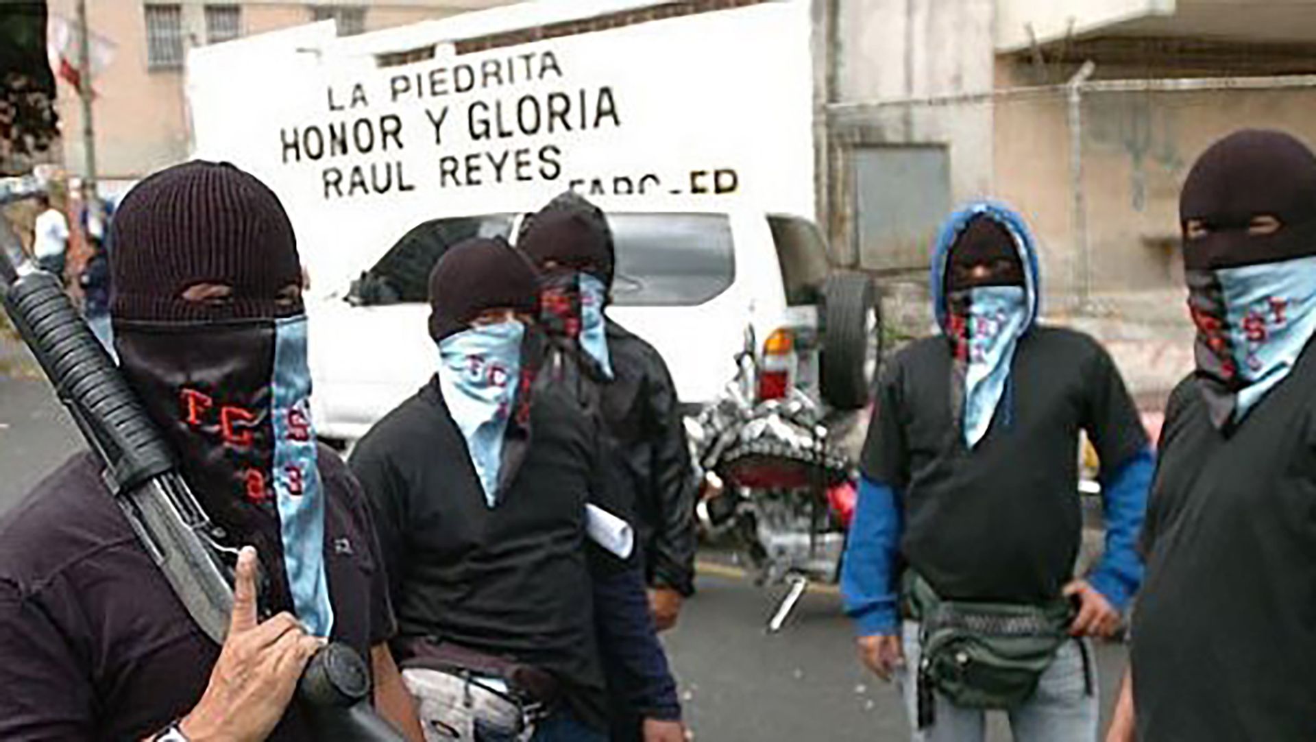 Con la cara cubierta, armados y motorizados, los colectivos chavistas dominan las actividades criminales en los barrios de Venezuela, mantienen el control político y sofocan la disidencia
