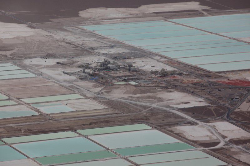 Foto de archivo de una vista aérea de piscinas de la productora de litio SQM en el Salar de Atacama, en el norte de Chile.
Enero, 2013. REUTERS/Iván Alvarado