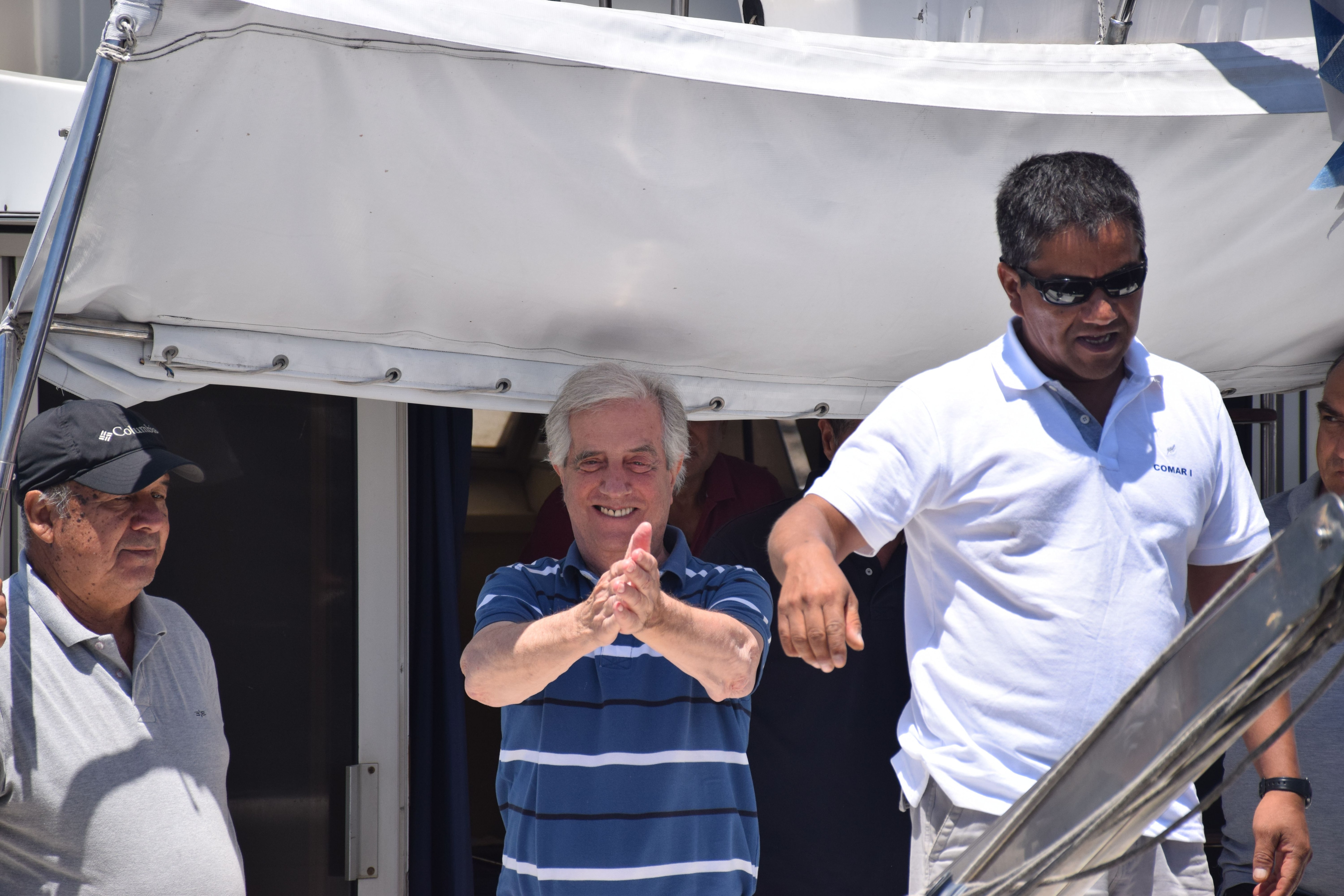 Tabaré Vázquez aplaude al público que lo esperaba en el muelle de Punta del Este 