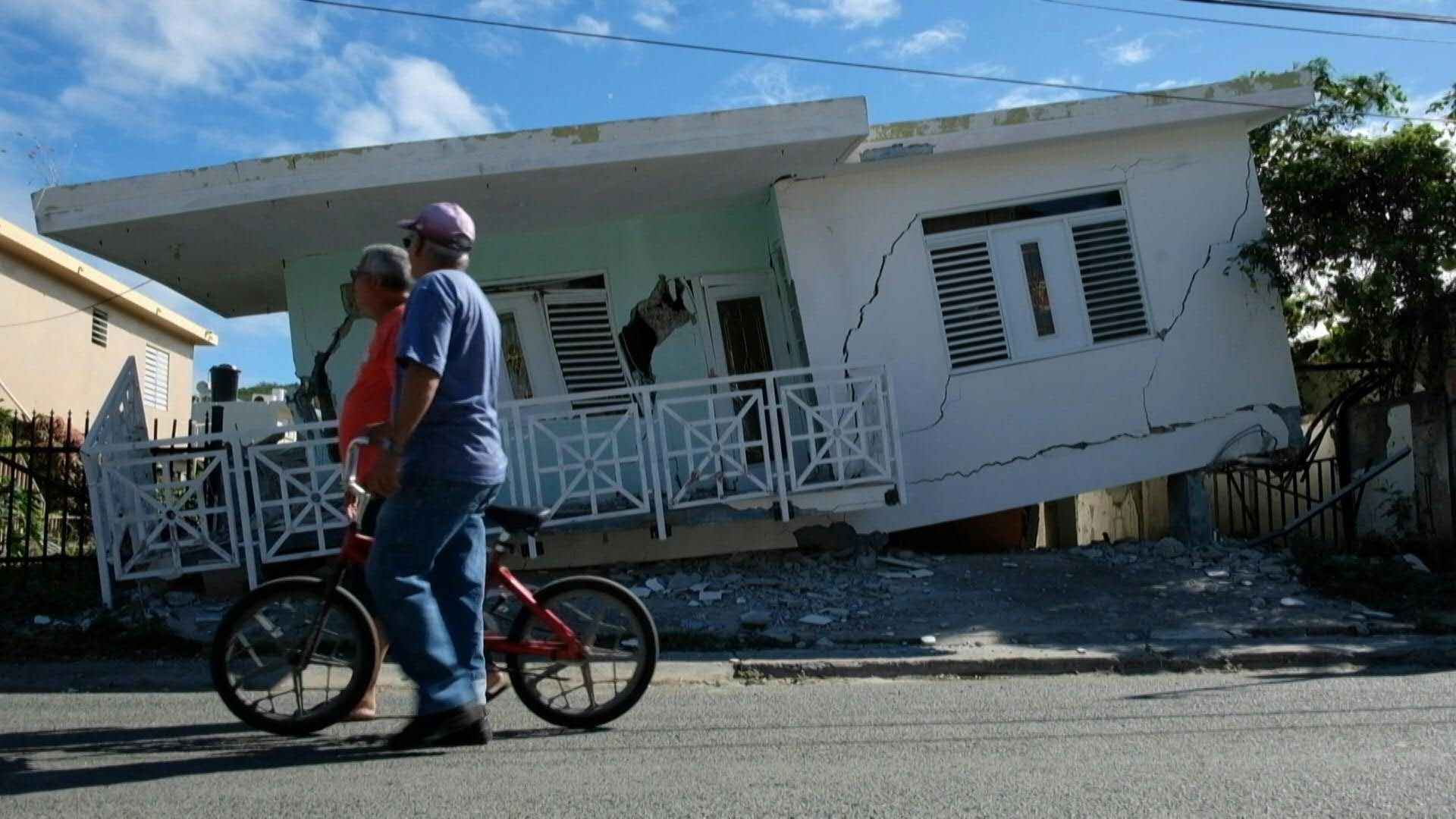 Un temblor de magnitud 5,8 remeció la isla caribeña de Puerto Rico el lunes, provocando daños estructurales, pequeños deslaves y cortes de luz aunque no hay reportes de víctimas, de acuerdo el instituto sismológico de Estados Unidos (USGS).