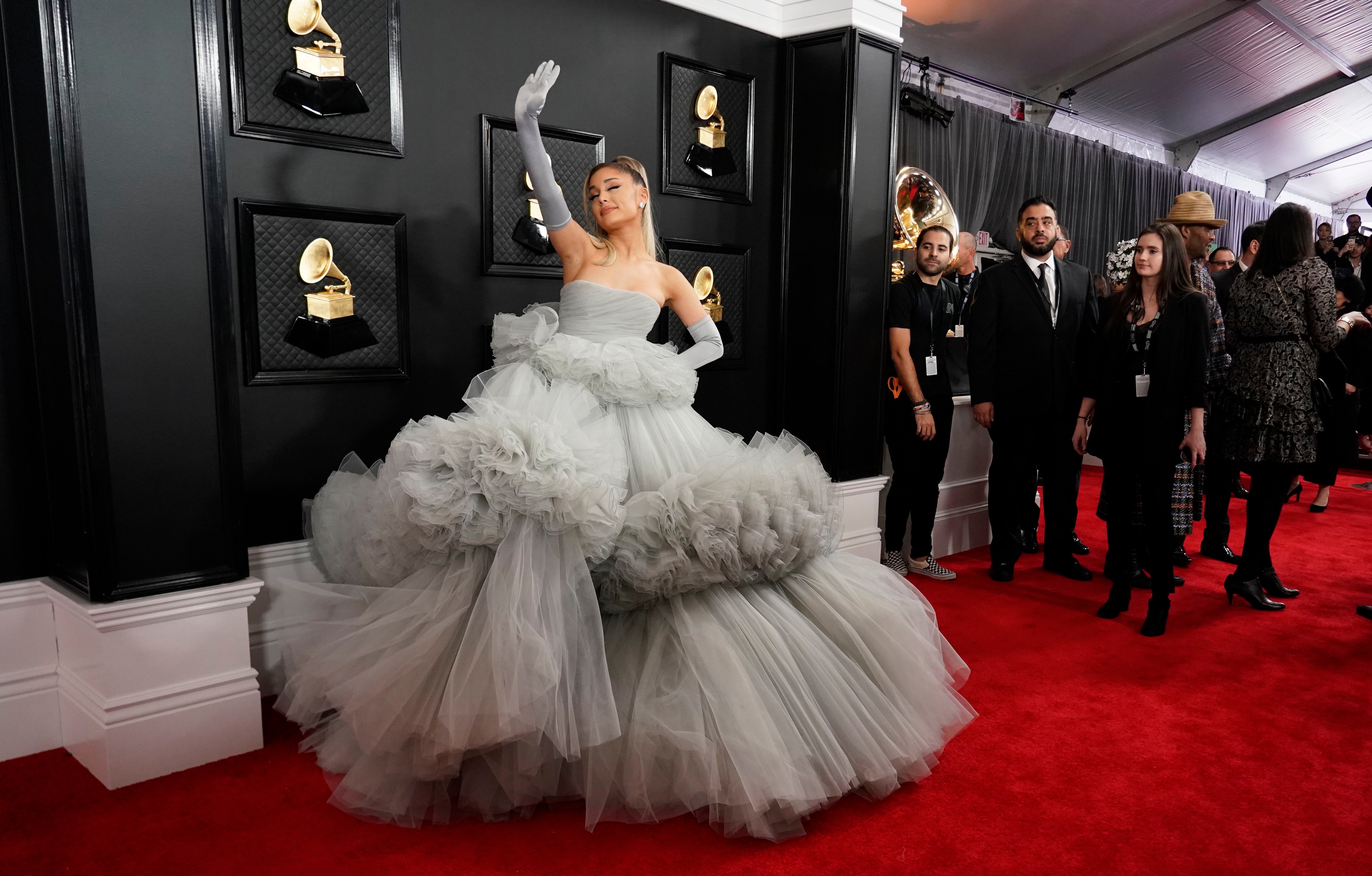 Ariana Grande "lució un vestido gris, súper glam, con mucho volumen y los guantes, muy a tono para su nominación en estos Grammy", opinó July La Torre, asesora de imagen y estilista @julylatorre