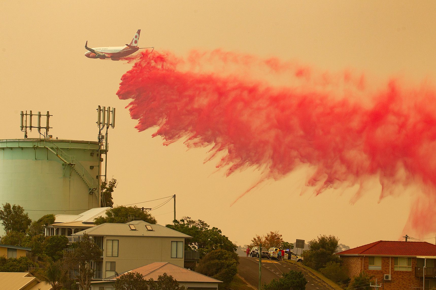 Un avión de bombardeo de agua arroja retardante de fuego en un incendio forestal en Harrington, Australia, el 8 de noviembre de 2019. (Archivo/AAP / Shane Chalker vía Reuters)