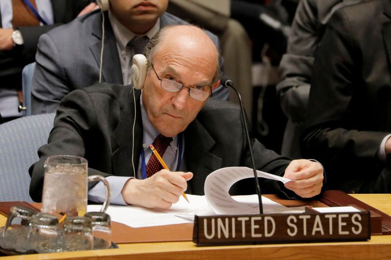 FOTO DE ARCHIVO: El diplomático de Estados Unidos Elliott Abrams toma notas durante una reunión del Consejo de Seguridad de la ONU convocada para votar sobre un proyecto que pide elecciones presidenciales libres en Venezuela en Nueva York. 28 de febrero de 2019. REUTERS/Lucas Jackson