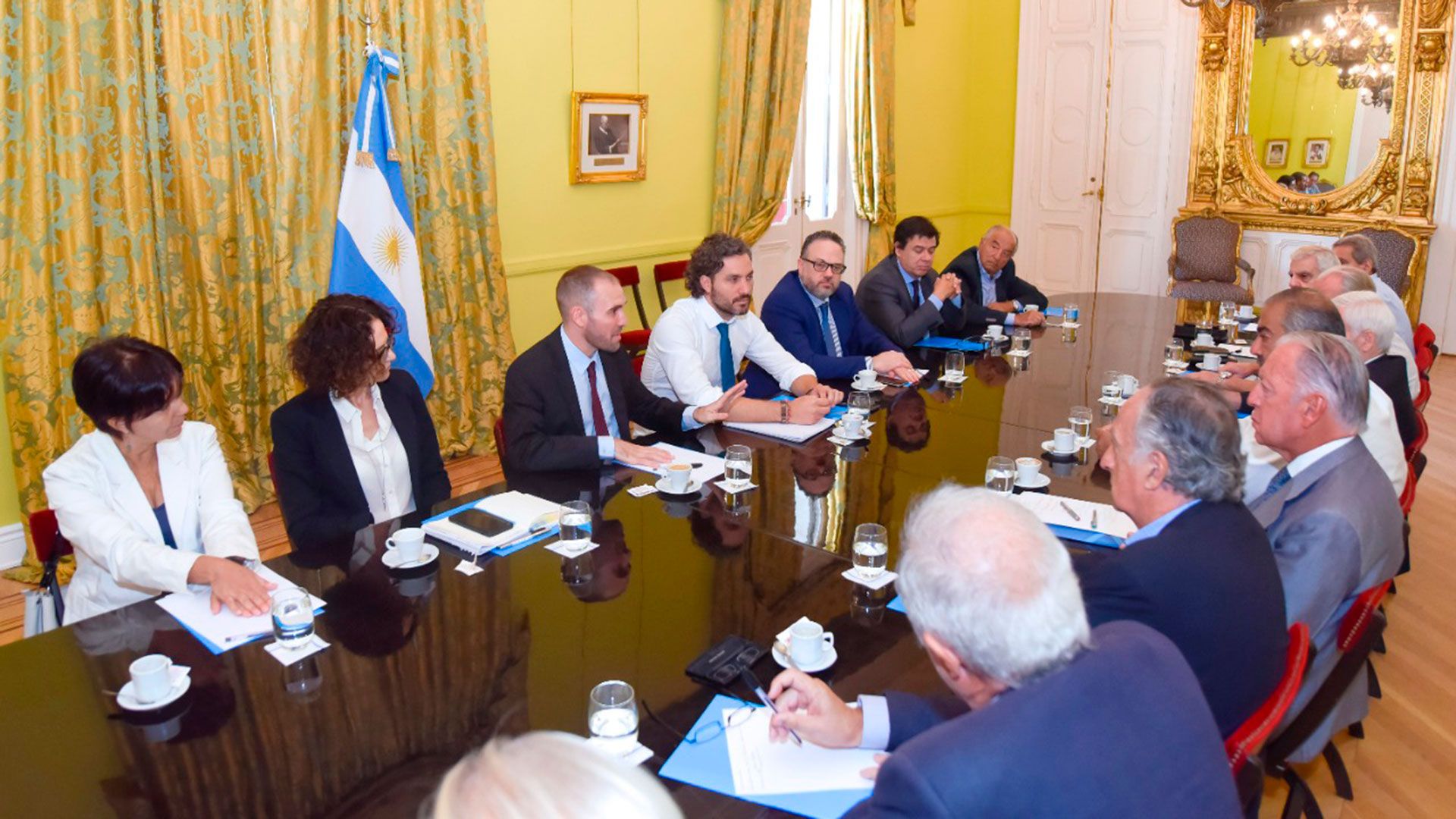 Los ministros del gabinete económico se reunieron con la cúpula de la UIA y la CGT