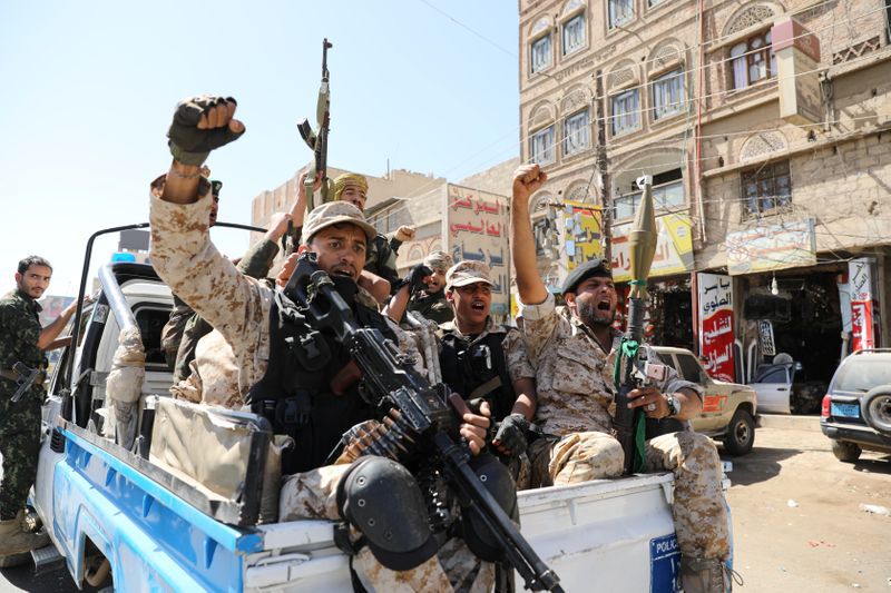 FOTO DE ARCHIVO. Tropas hutíes viajan en la parte trasera de una patrulla policial después de participar en una reunión en Sanaa, Yemen. 19 de febrero de 2020. REUTERS/Khaled Abdullah.