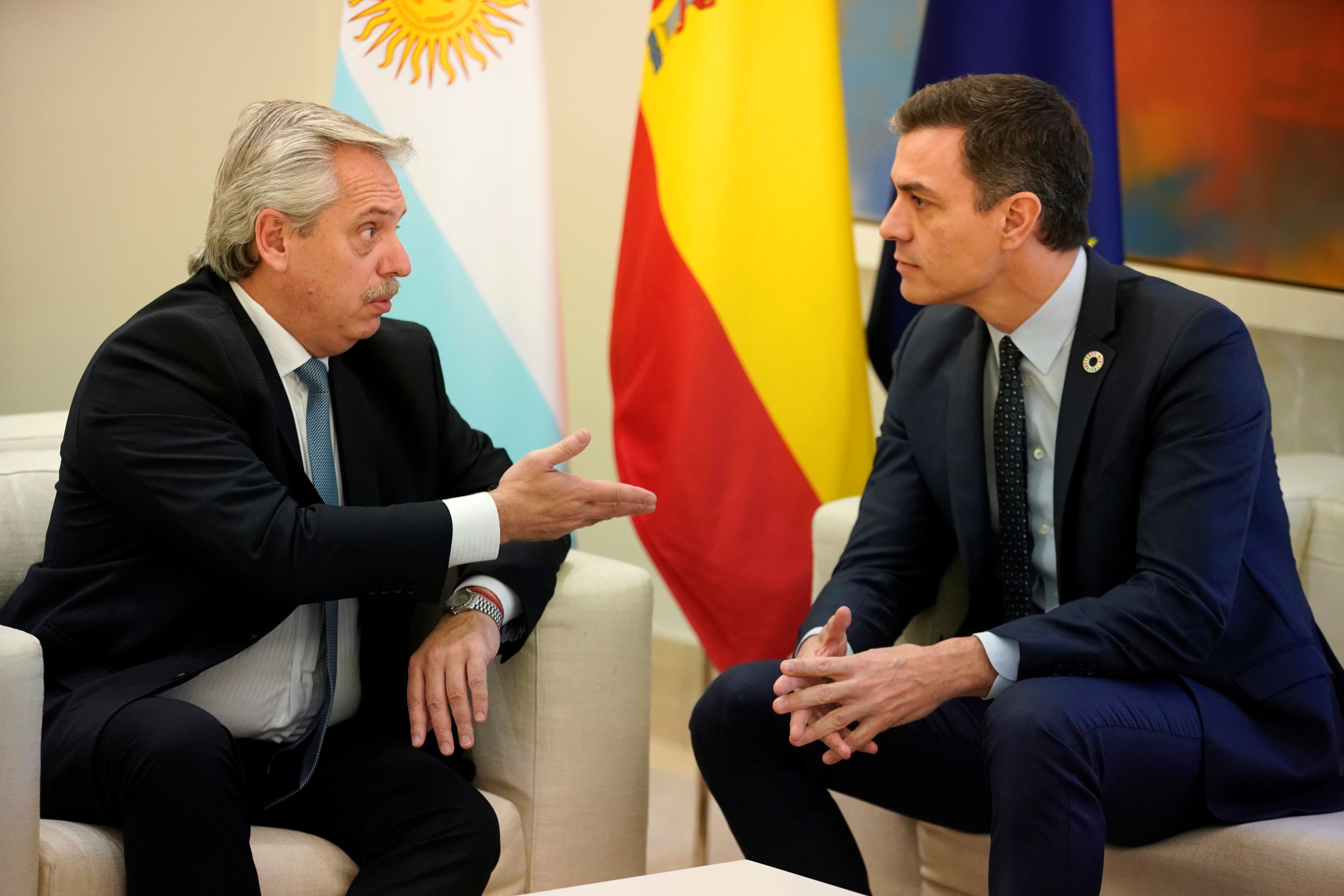 El primer Ministro español Pedro Sánchez y el presidente Alberto Fernández, a comienzos de mes en Madrid (REUTERS/Juan Medina)