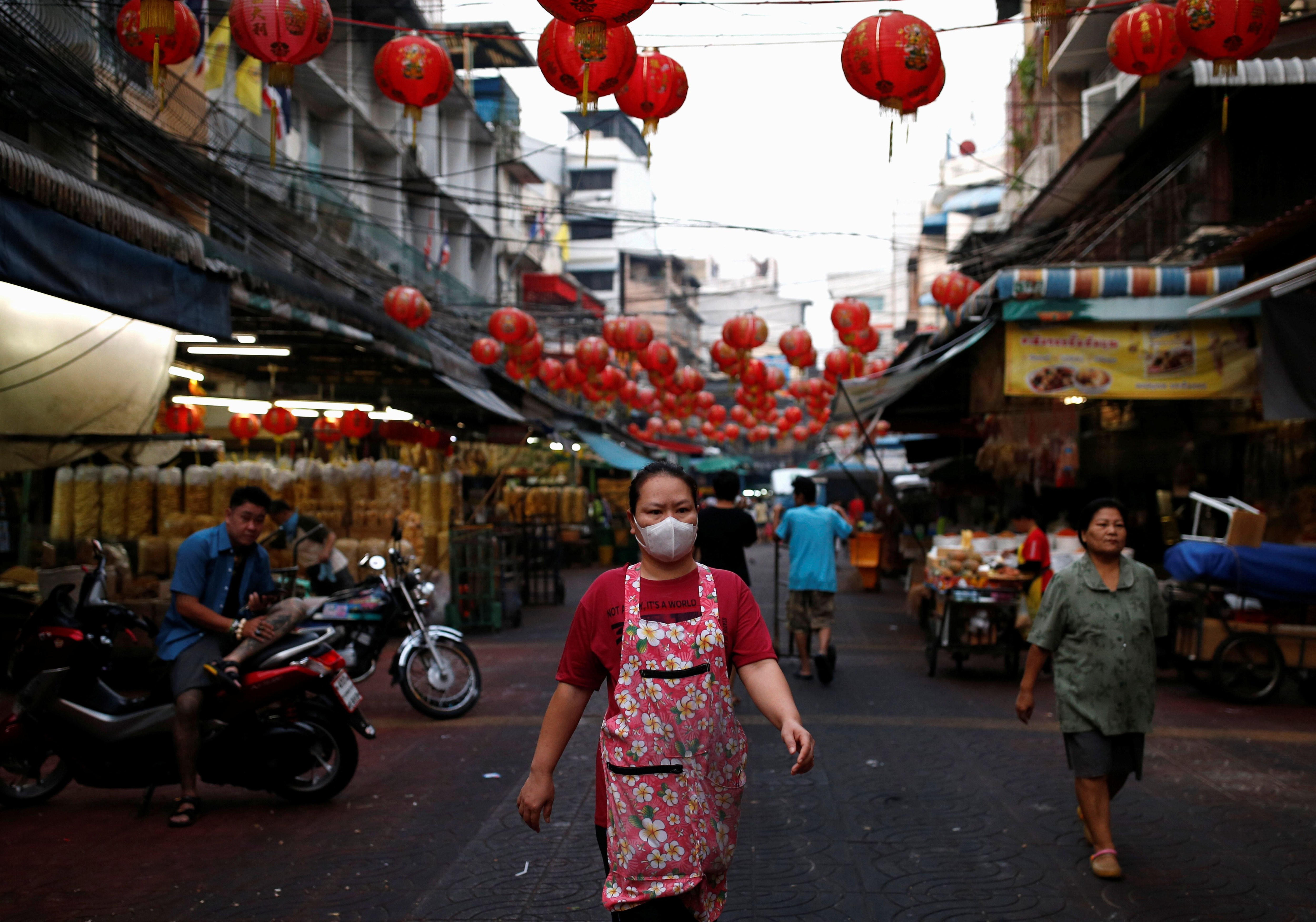 Una mujer con una mascarilla en el barrio chino de Bangkok, Thailandia (REUTERS/Soe Zeya Tun)