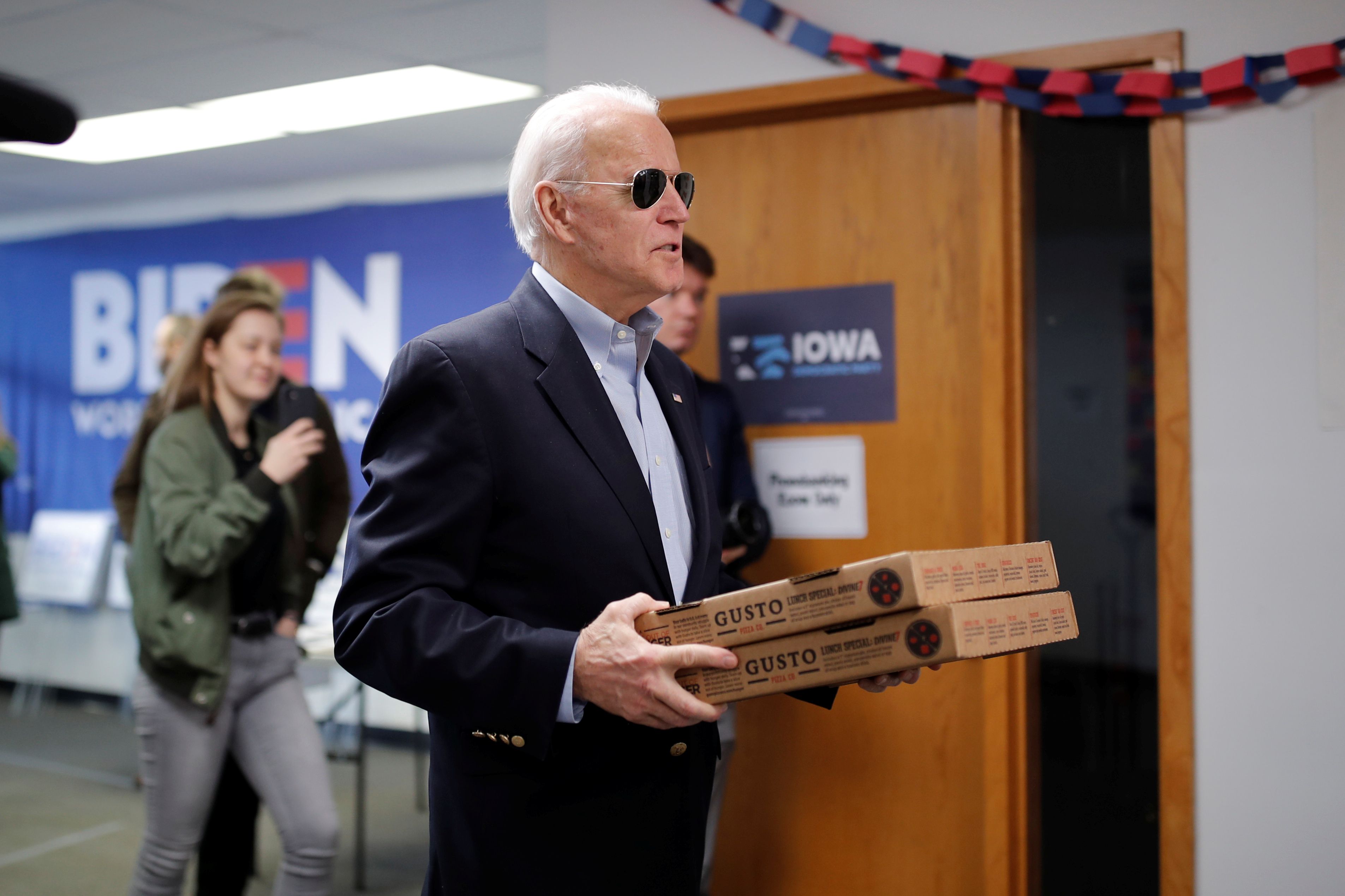 Biden llevó pizza a los voluntarios en Des Moines, Iowa (REUTERS/Carlos Barria)
