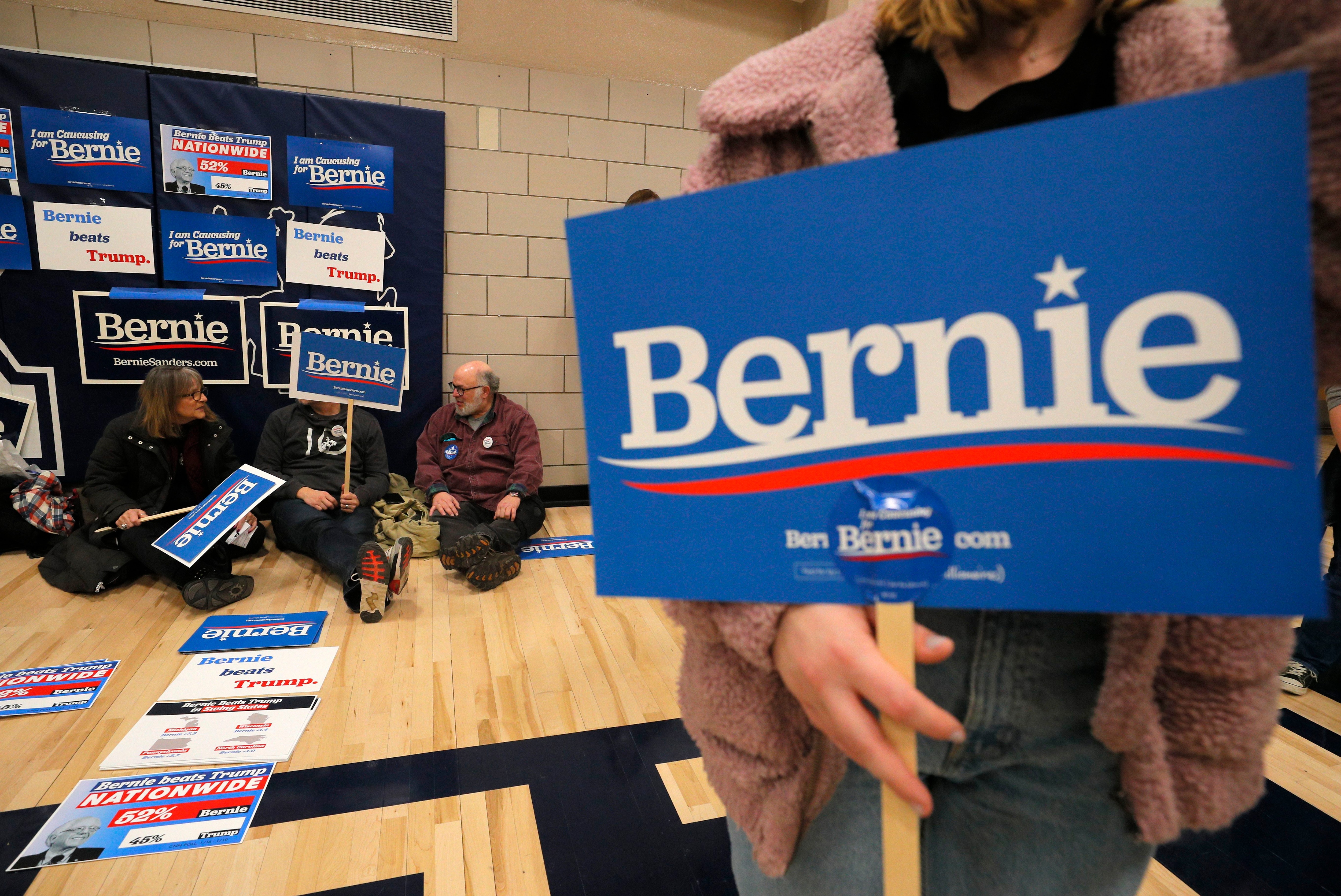 Los partidarios del candidato presidencial demócrata Bernie Sanders se reúnen en Des Moines, Iowa (REUTERS / Brian Snyder)