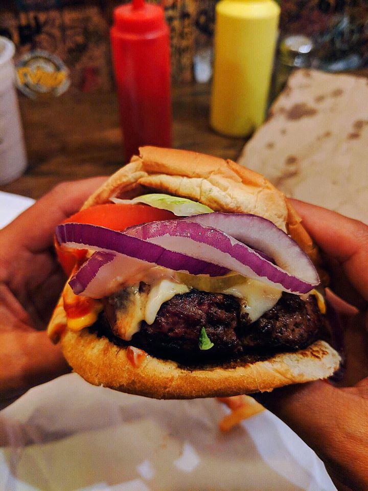 Burger Joint es un local gastronómico de estilo clandestino, donde solo se puede pagar en efectivo, se encuentra escondido junto al lobby del Parker Meridien en Nueva York (Burger Joint)