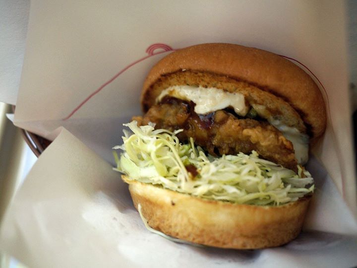 MOS Burger es una cadena japonesa ha estado sirviendo hamburguesas adaptadas a los gustos japoneses desde 1972 (MOS Burger)