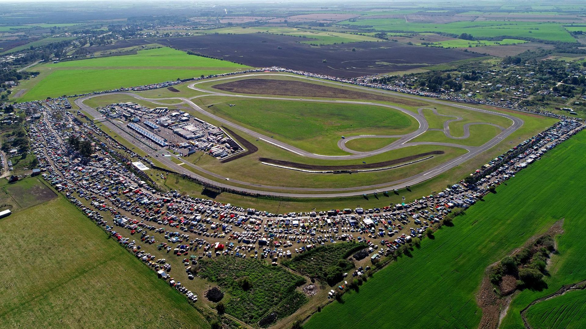 Vista aérea del Autódromo de Parana. Todo el perímetro lleno de gente. En 2019 hubo 53.000 personas en el circuito entrerriano (Prensa ACTC).