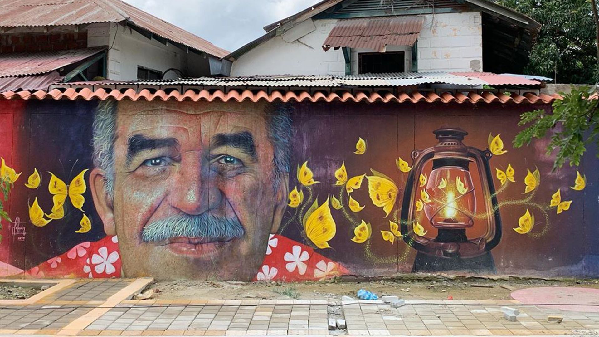 Postal de una calle cataqueña con su hijo pródigo, Gabriel García Márquez 