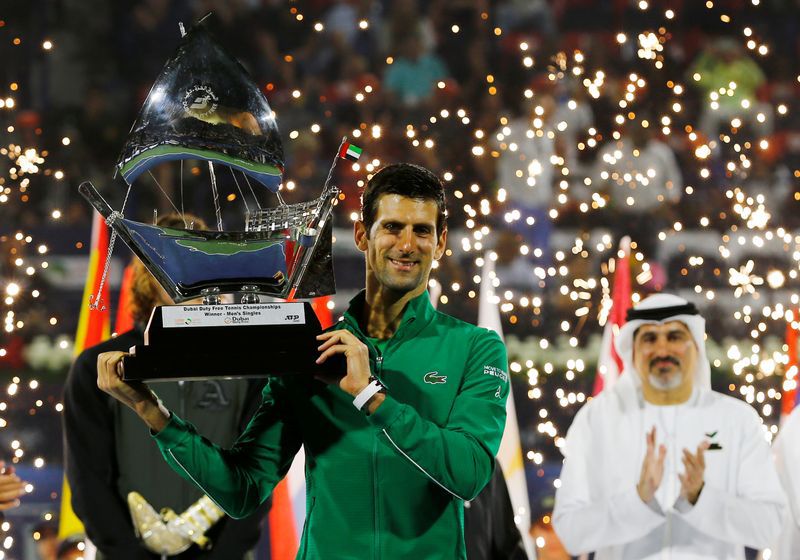 Novak Djokovic posa con el trofeo después de ganar la final del Abierto de Dubái al griego Stefanos Tsitsipas. 29 de febrero de 2020. REUTERS/Thaier Al-Sudani
