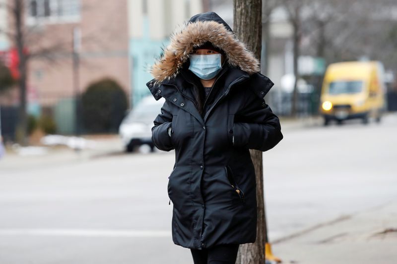 Imagen de archivo de una mujer usando una máscara luego del brote del nuevo coronavirus, en Chicago, Illinois, Estados Unidos. 30 de enero, 2020. REUTERS/Kamil Krzaczynski/Archivo