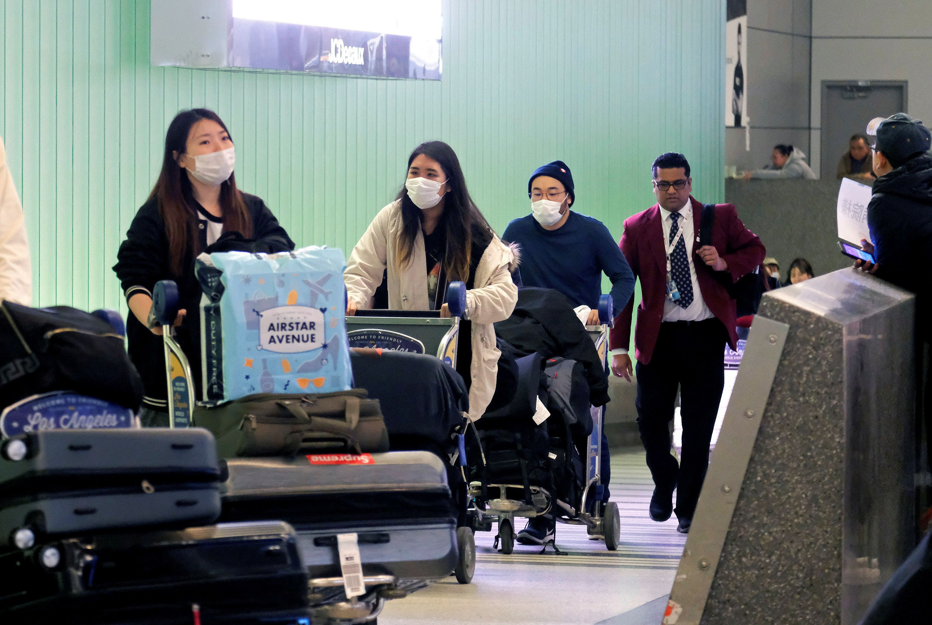 Un grupo de pasajeros llegando de Shanghai a Los Ángeles, California. REUTERS/Ringo Chiu/File Photo