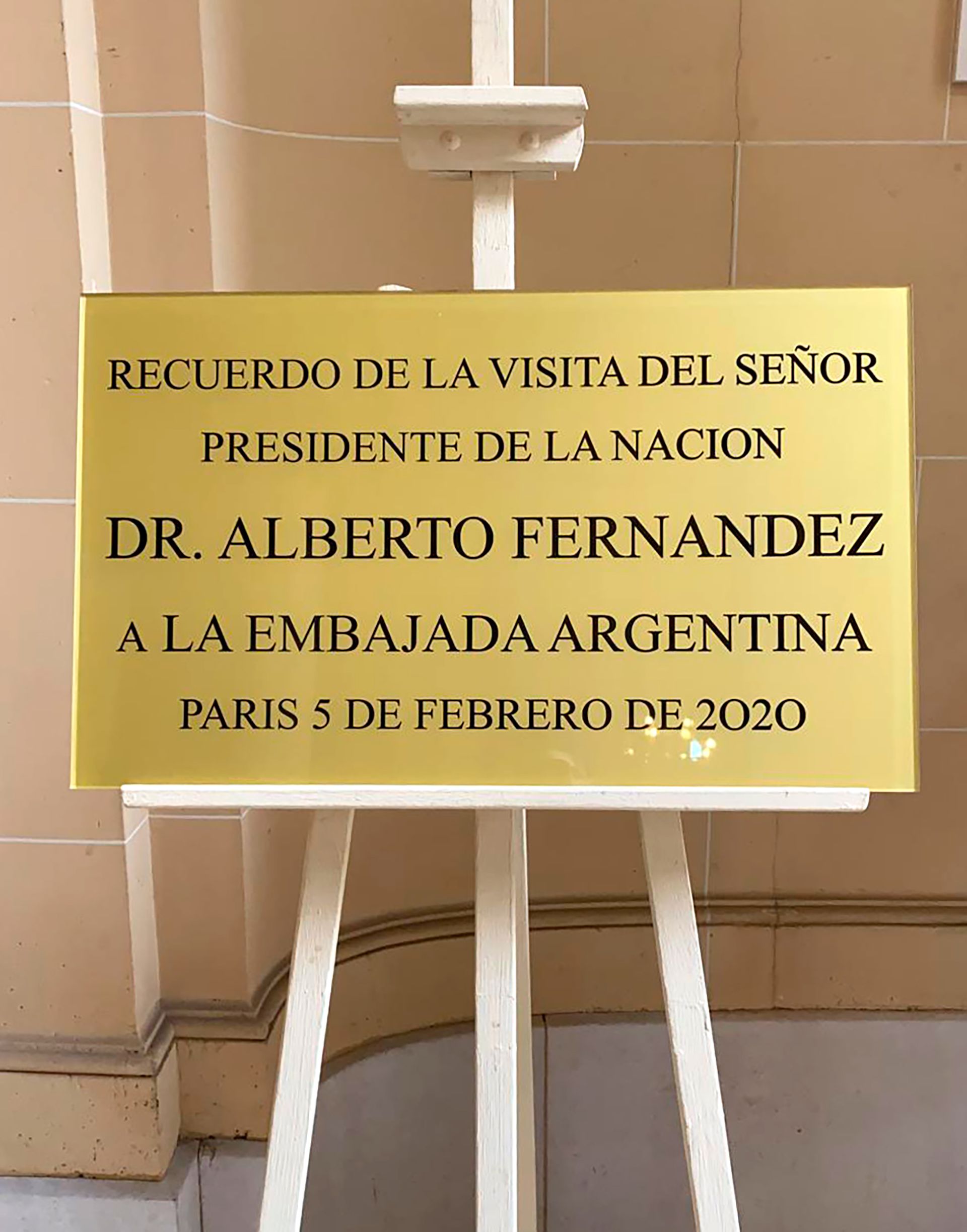 Al igual que Carlos Menem, Alberto Fernández tendrá su placa en la Embajada Argentina en Francia