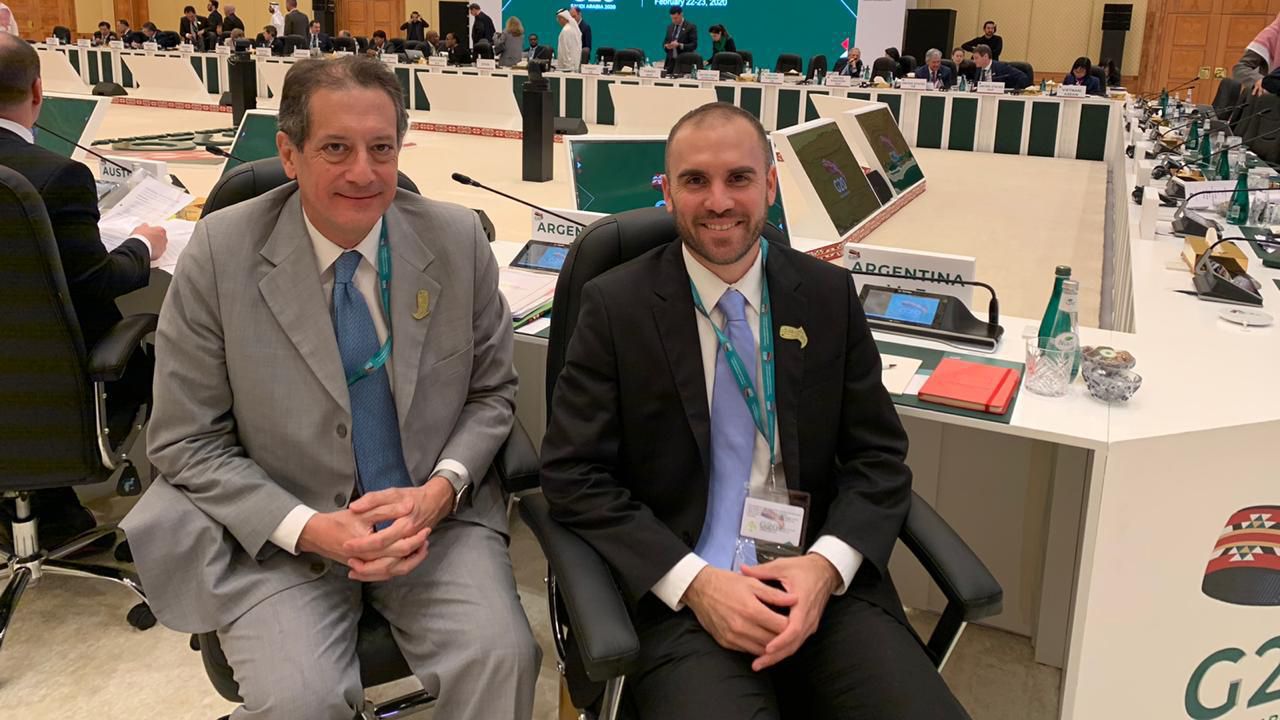 Guzmán, junto al presidente del Banco Central, Miguel Pesce, en la reunión de ministros y banqueros centrales del G20 en Riad, Arabia