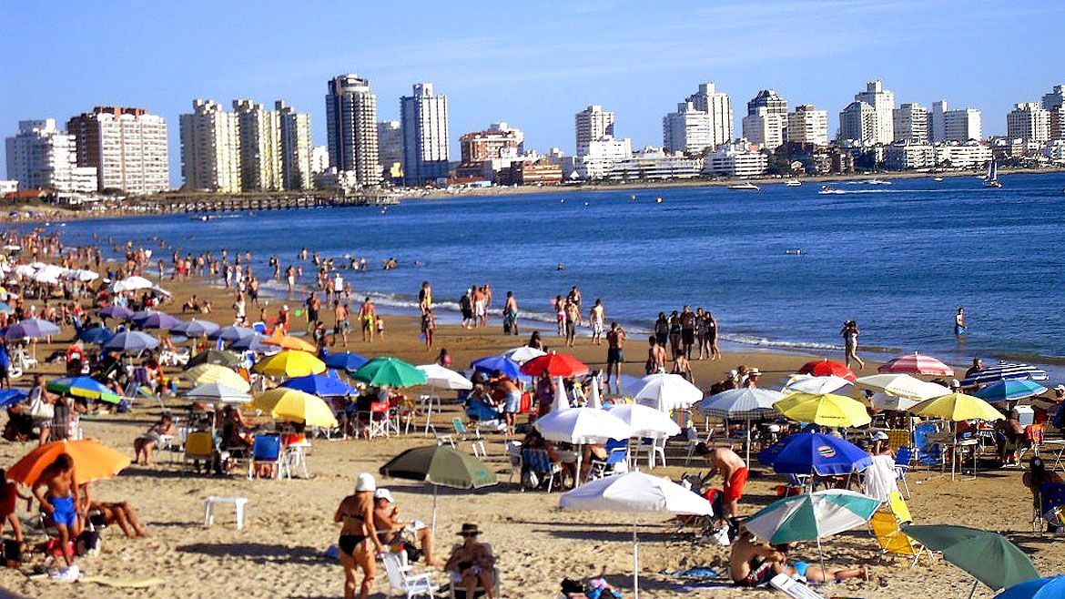 A pesar del recargo para las compras en el exterior, no cayó la cantidad de turistas argentinos en Uruguay 
