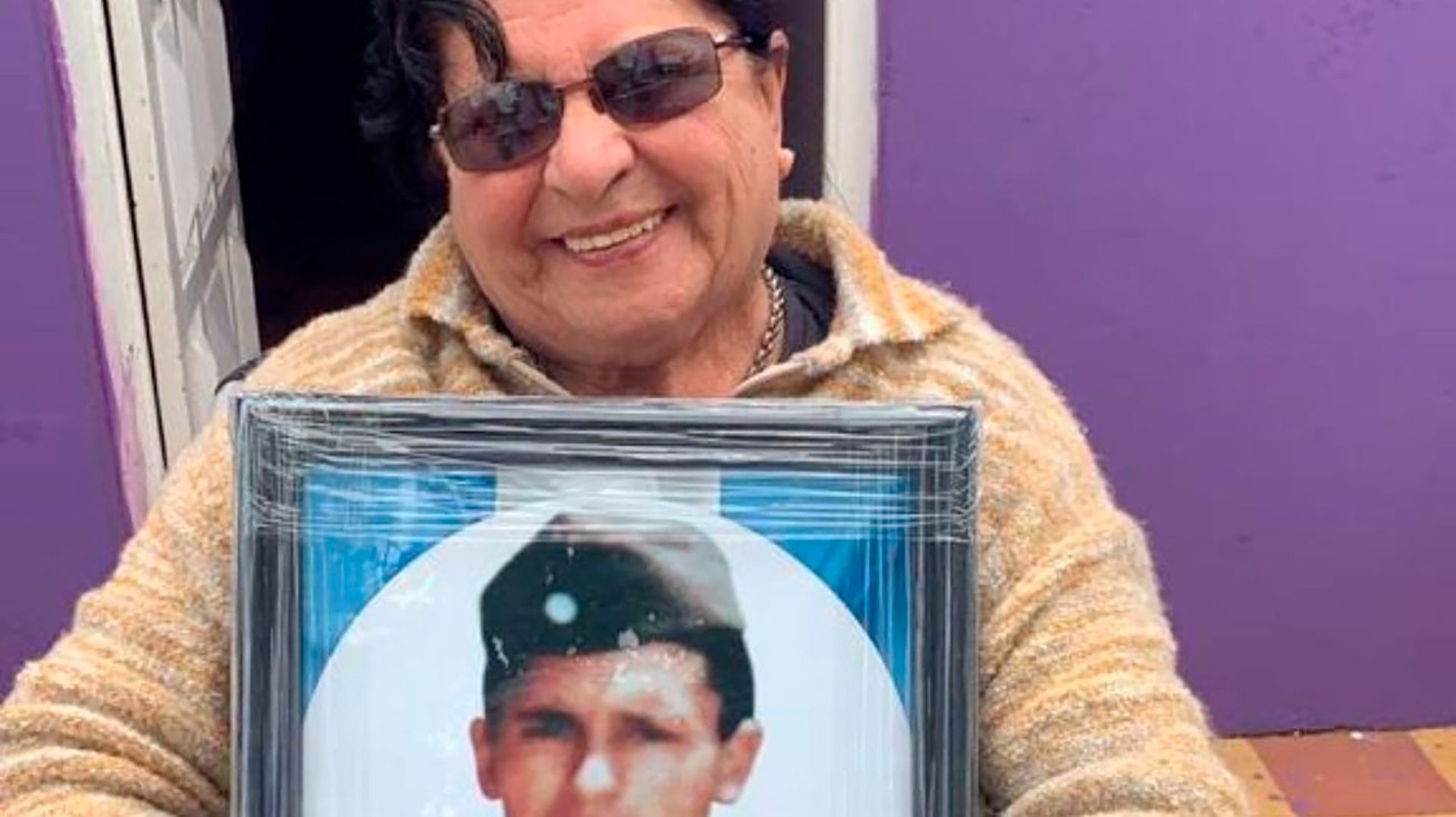Elma Pelozo es la madre del soldado Gabino Ruiz Diaz, muerto en la batalla de Goose Green, el 28 de mayo de 1982. Desde Colonia Pando, un paraje en Corrientes, sueña con viajar a la islas para honrar a su hijo