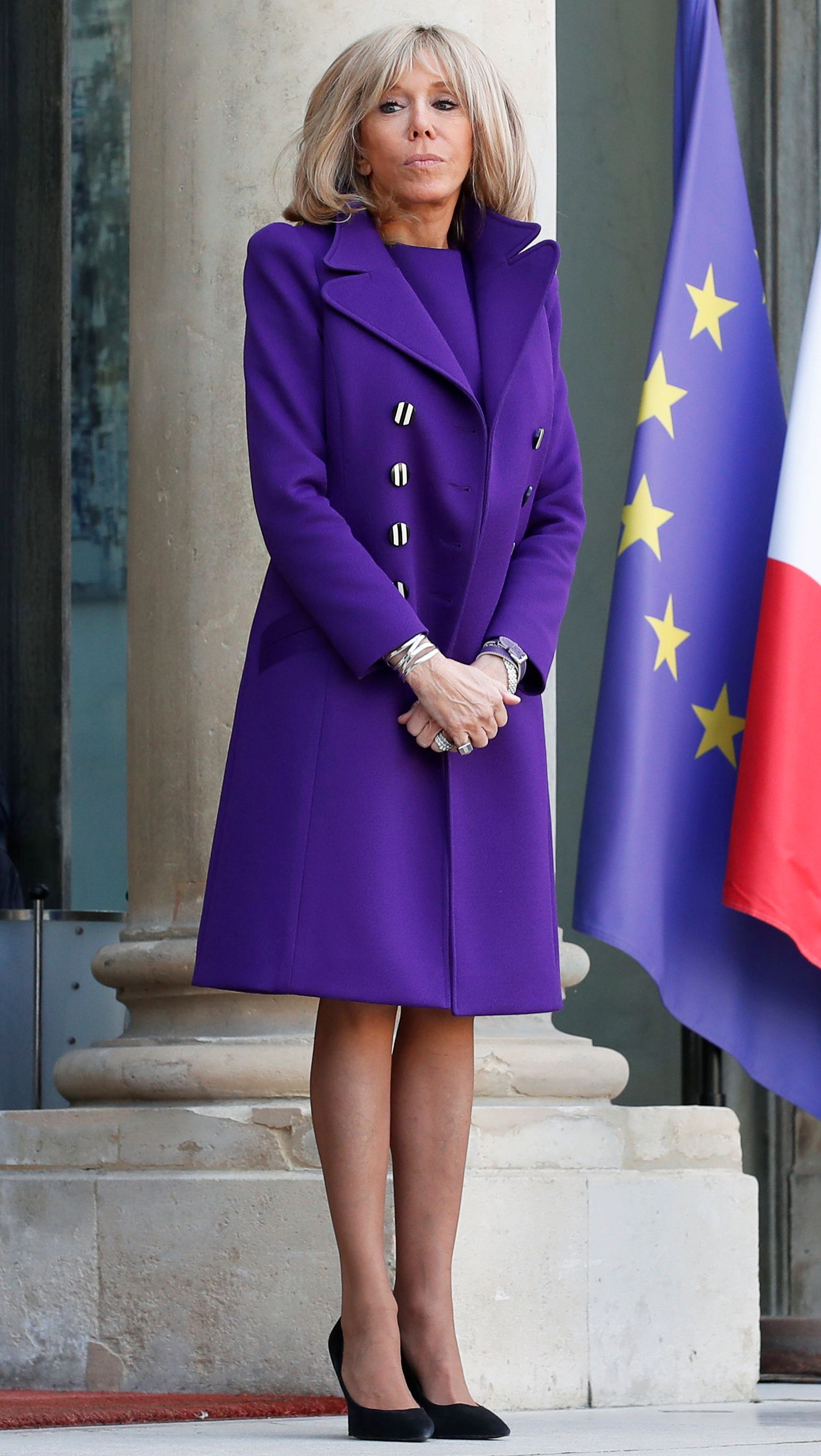 Tapado a la rodilla en color violeta, la elección de Brigitte Macron
