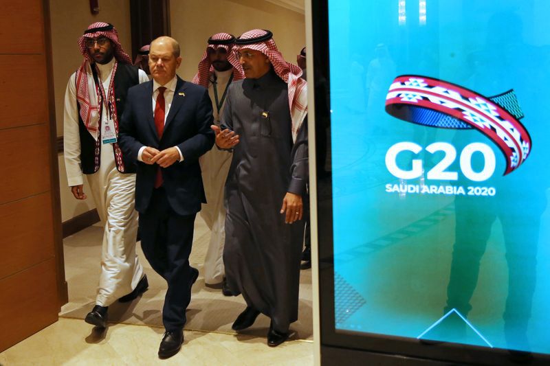 El ministro de Finanzas de Alemania, Olaf Scholz, y su par de Arabia Saudita, Mohammed al-Jadaan, caminan hacia el salón de reuniones de los ministros de Finanzas y banqueros centrales del G-20, en Riad, Febrero 22, 2020. REUTERS/Ahmed Yosri