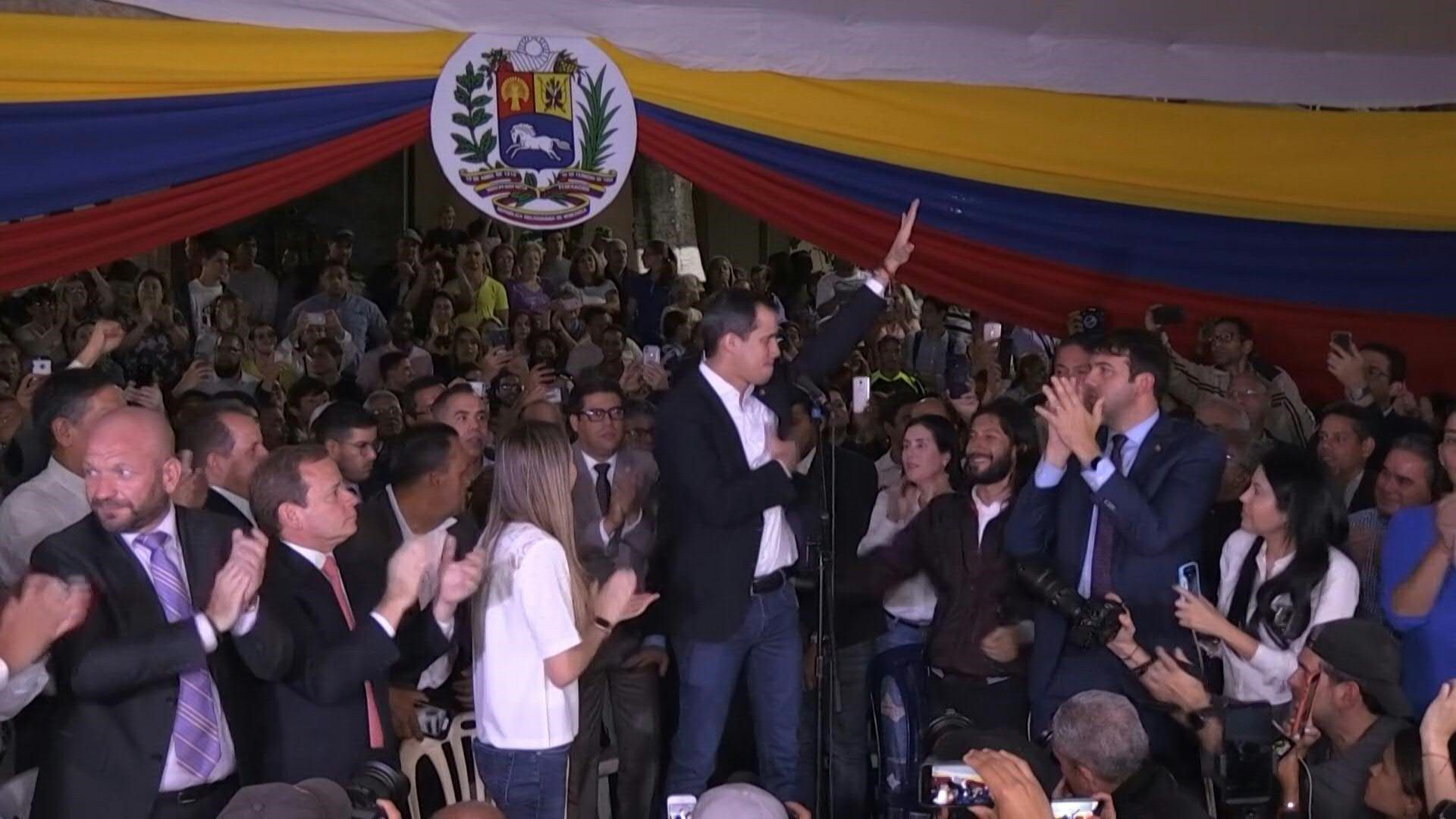 El líder opositor Juan Guaidó regresó a Venezuela el martes tras una gira internacional de 23 días, en medio empujones e insultos entre sus seguidores y partidarios del presidente Nicolás Maduro. Durante un mitin en Caracas, el opositor dijo los mecanismos de presión “van a aumentar”.